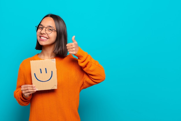 Joven latina con tablero feliz