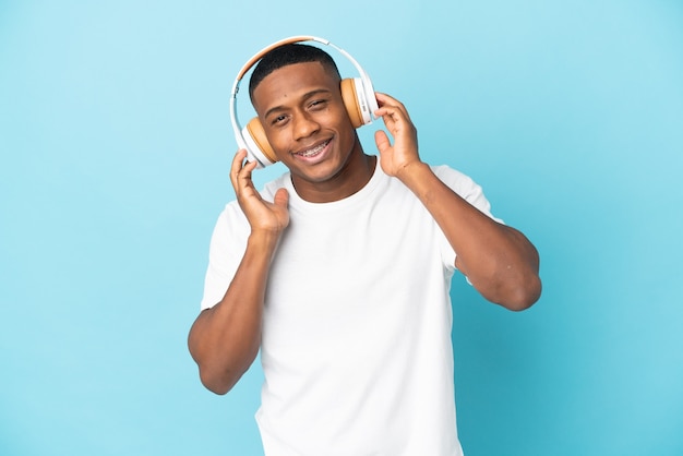 Joven latino aislado escuchando música y cantando