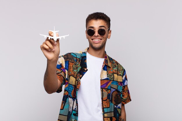 Joven latino con un avión. concepto de viaje