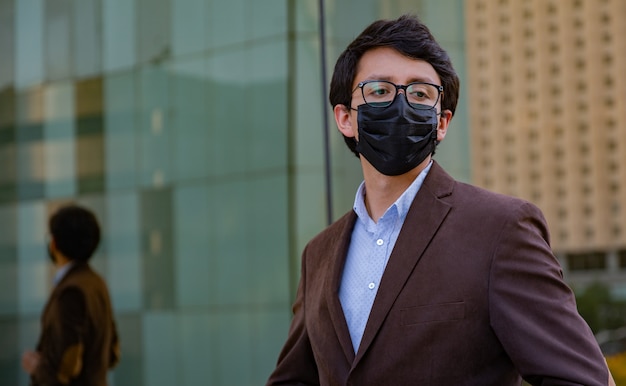 Joven latino con una mascarilla por motivos de protección durante la pandemia de covid