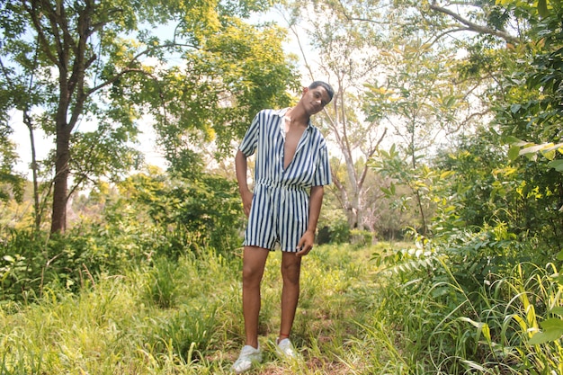 Un joven latino en la naturaleza.