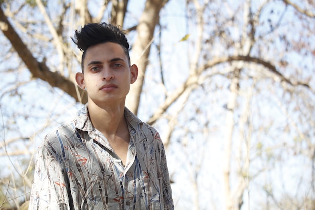 Un joven latino en la naturaleza.