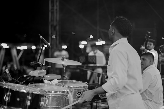 Foto joven latino tocando el instrumento timbale