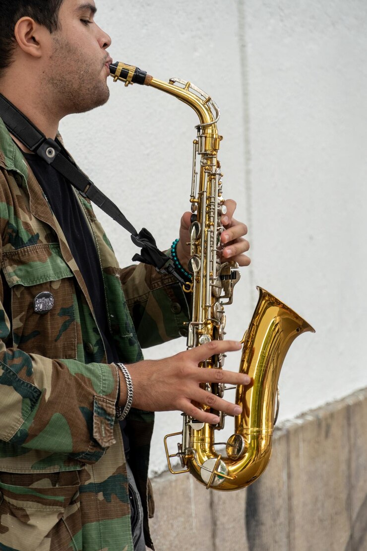 Foto joven latino tocando el saxofón en la calle vestido como militar méxico