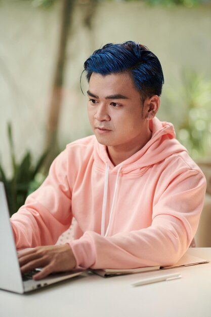 joven, lectura, breve, en, computador portatil