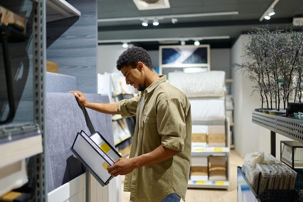 Joven leyendo catálogo en tienda de muebles