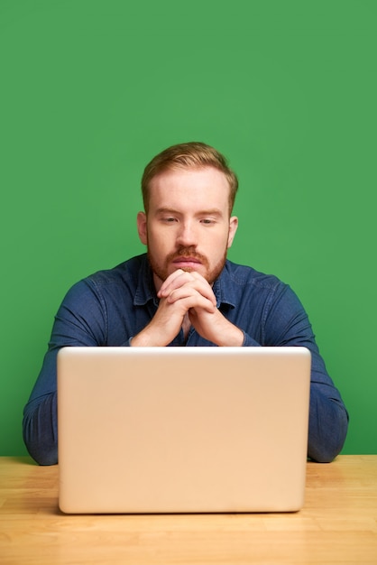 Joven leyendo correo electrónico