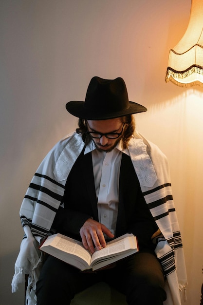 Foto un joven leyendo una foto de un libro