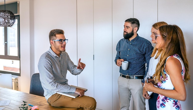 Joven líder de equipo en una reunión informal explicando el proyecto