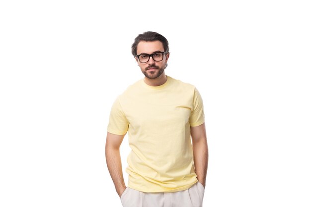 Joven líder europeo de éxito con barba y bigote que se puso gafas para corregir la visión