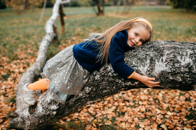 Una joven linda en el árbol.