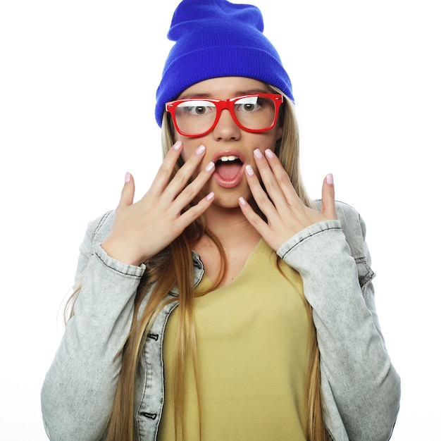 Joven linda chica hipster sonriente sobre fondo blanco.