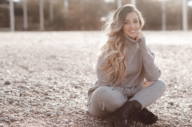 joven linda mujer al aire libre