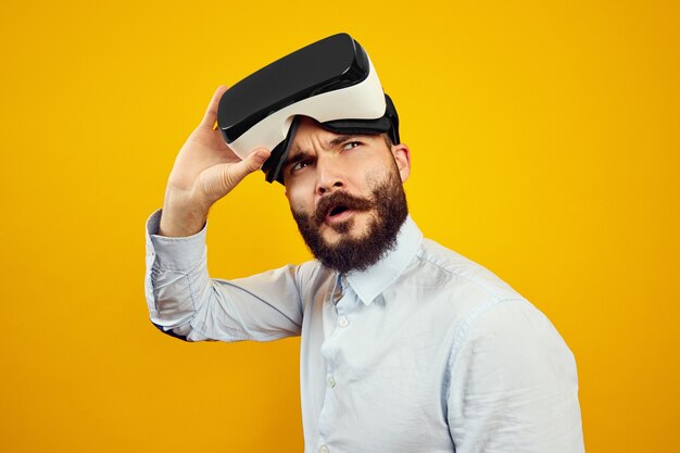 Joven listo para ponerse las gafas vr y sumergirse en la realidad virtual