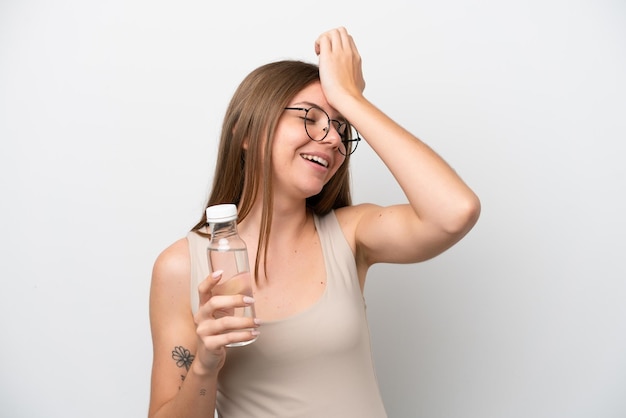 Una joven lituana con una botella de agua aislada de fondo blanco se ha dado cuenta de algo y tiene la intención de encontrar la solución