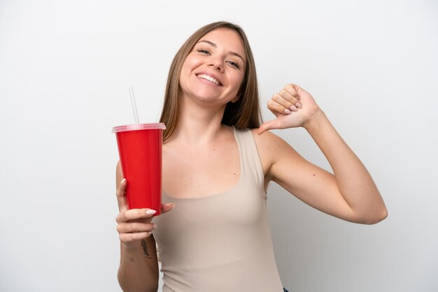 Joven lituana sosteniendo un refresco aislada de fondo blanco orgullosa y satisfecha