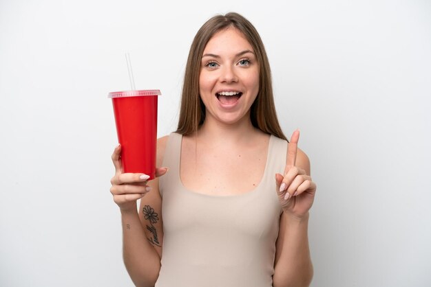 Joven lituana sosteniendo un refresco aislado de fondo blanco señalando una gran idea