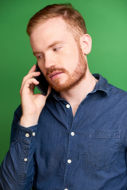 Joven llamando por teléfono