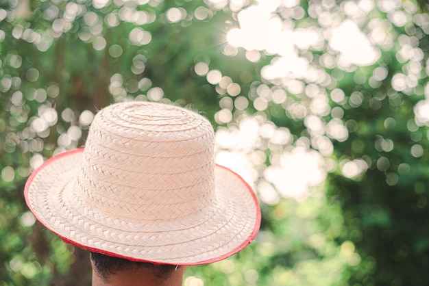 Joven, llevando, un, sombrero de paja