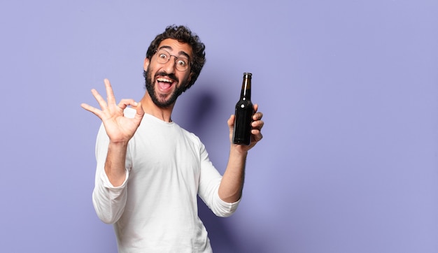 Joven loco barbudo con una cerveza