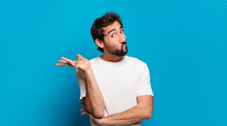 Foto joven loco barbudo con un espacio de copia