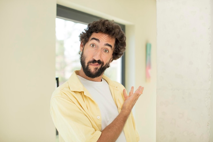 Foto joven loco barbudo expresando un concepto