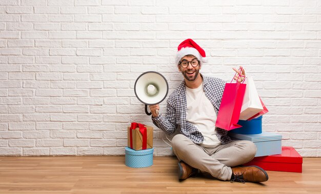 Joven loco celebrando la navidad en su casa