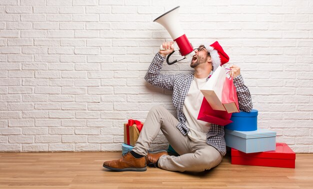 Joven loco celebrando la navidad en su casa