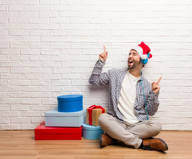 Joven loco celebrando la navidad en su casa