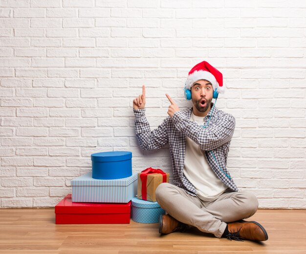 Joven loco celebrando la navidad en su casa