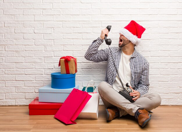 Joven loco celebrando la navidad en su casa