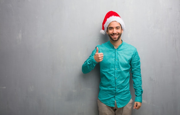 Joven loco celebrando la navidad