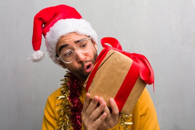 Joven loco celebrando la navidad