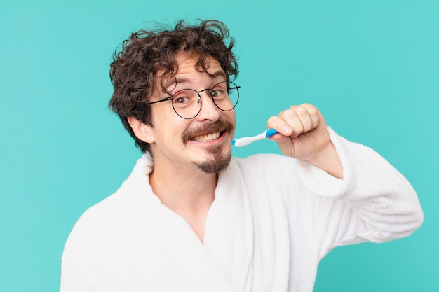 Joven loco con un cepillo de dientes