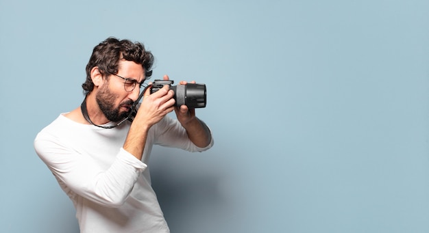 Joven loco fotógrafo barbudo