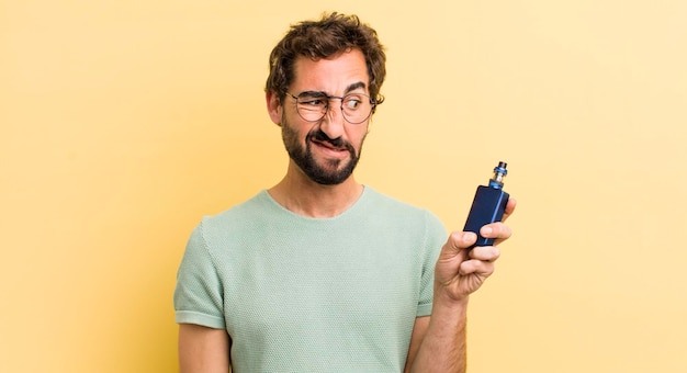 Joven loco fumando con un vaporizador