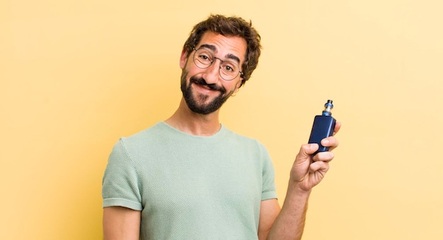 Joven loco fumando con un vaporizador