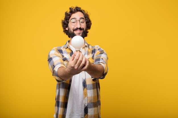 Joven loco loco tonto pose con una bombilla. idea o inspiración