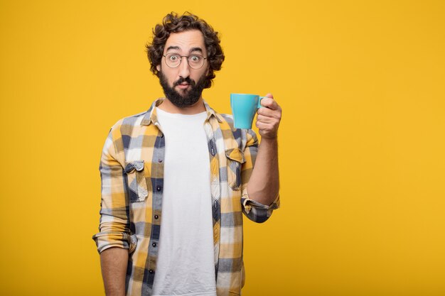 Joven loco loco tonto pose con un café.