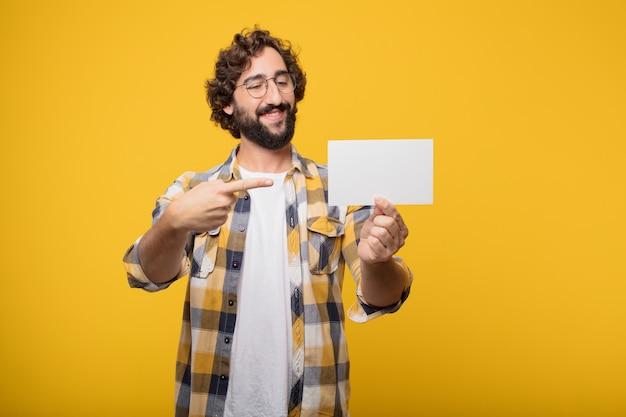 Joven loco loco tonto pose sosteniendo un cartel