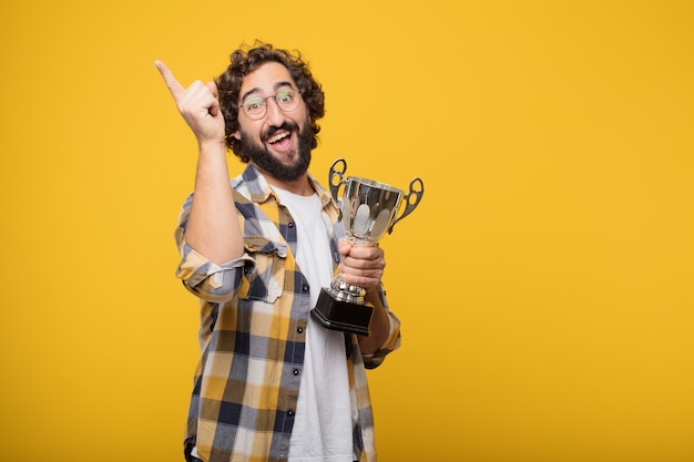 Foto joven loco loco tonto pose con un trofeo.