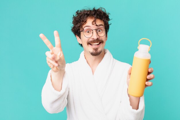 Joven loco con un termo de café