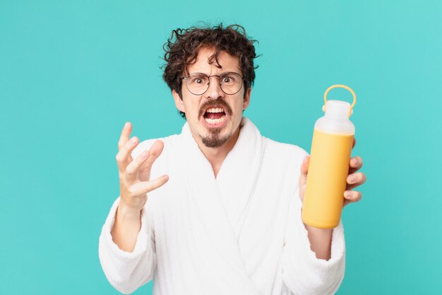 Joven loco con un termo de café