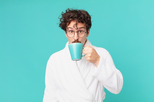 Joven loco tomando un café