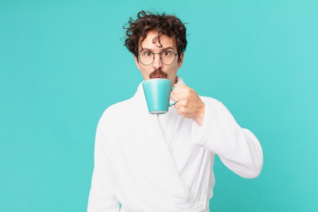 Joven loco tomando un café