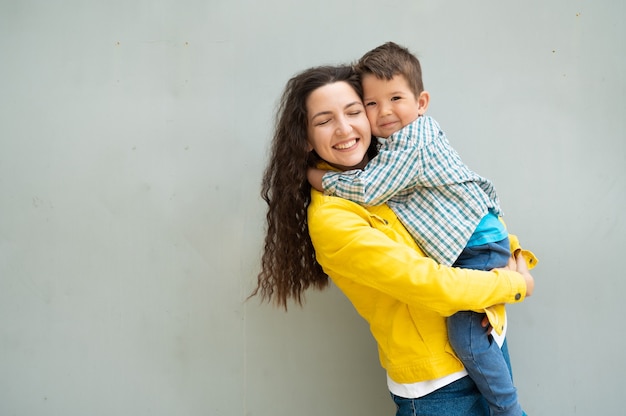 La joven madre abraza al bebé en sus brazos.