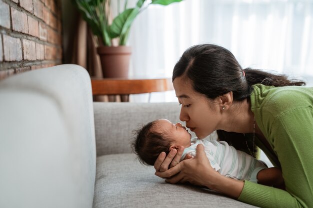 Joven madre besando a su hija