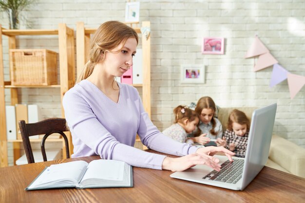 Joven madre envuelta en el trabajo