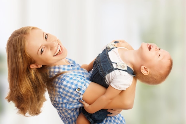 Una joven madre de familia feliz con bebé