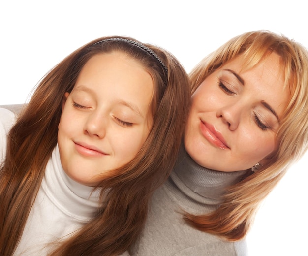 Joven madre hermosa y su pequeña hija